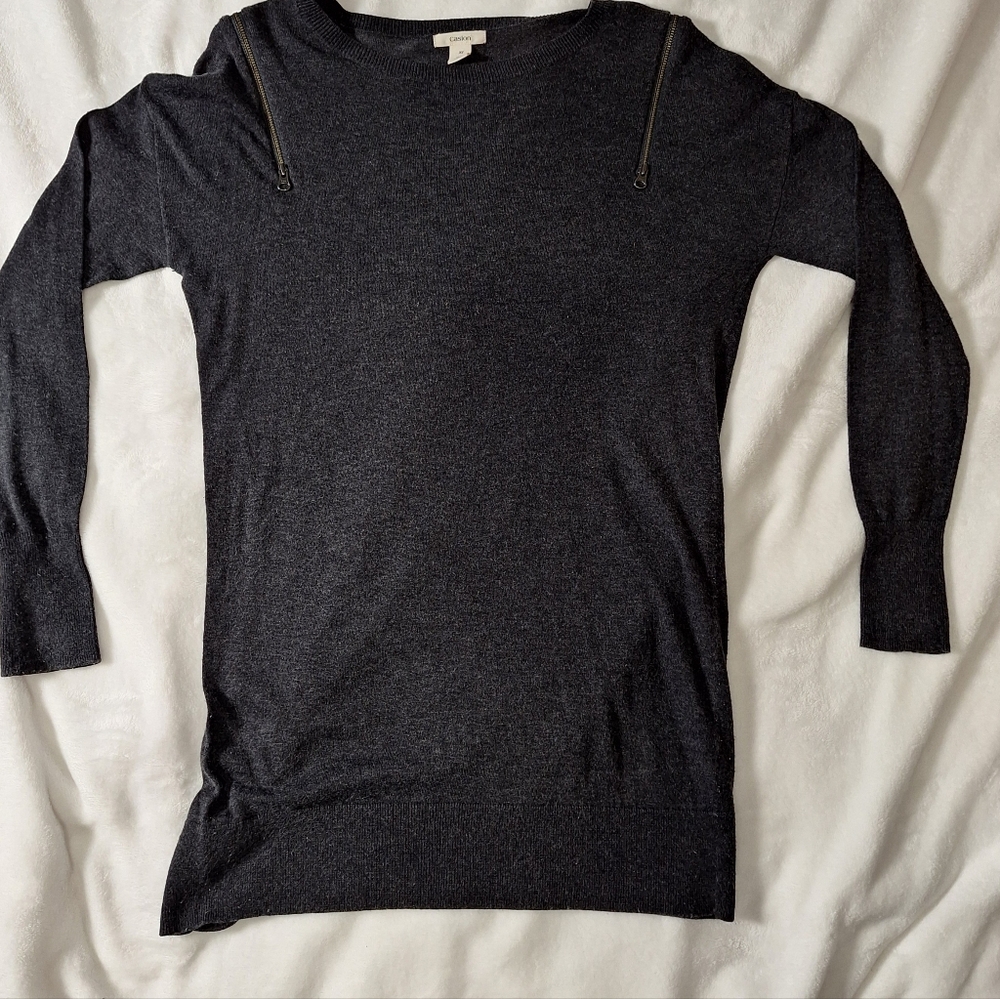 Caslon Women’s Crewneck Sweater XS – Charcoal Knit Top Zip Accent Shoulders